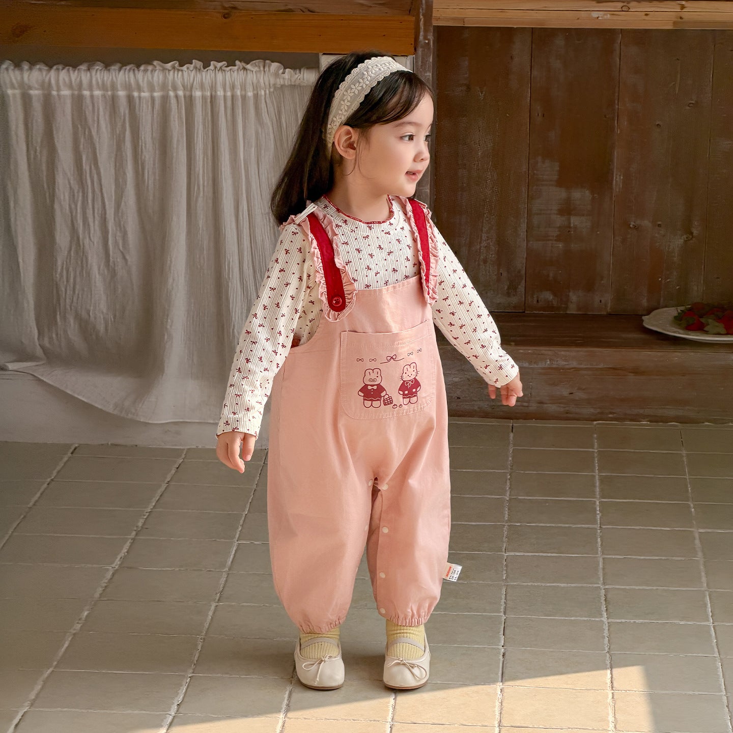 Cute Two-Piece Outfit for Baby Girls, Adjustable Strap Pants Set with Basic Top, Spring Fashion Style